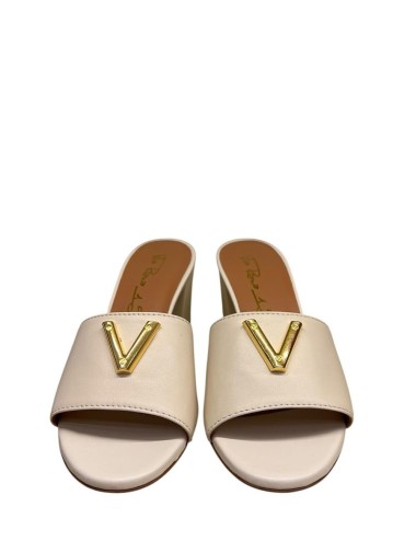 Ciabatta con fascia nappa burro con decorazione V oro