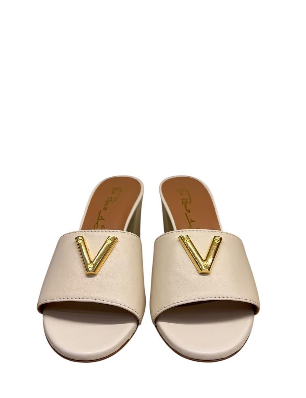 Ciabatta con fascia nappa burro con decorazione V oro