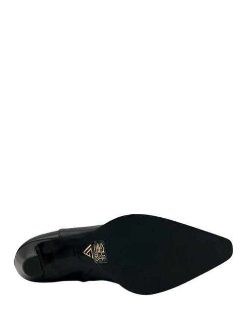 Stivaletto in nappa con puntale nero