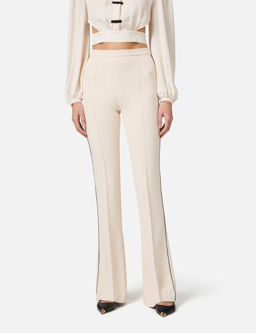 Pantaloni in crêpe con piping a contrasto burro nero