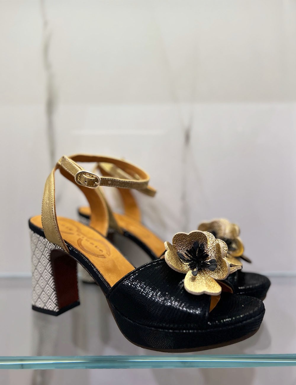 Sandali con plateau KASKI nero fiori oro