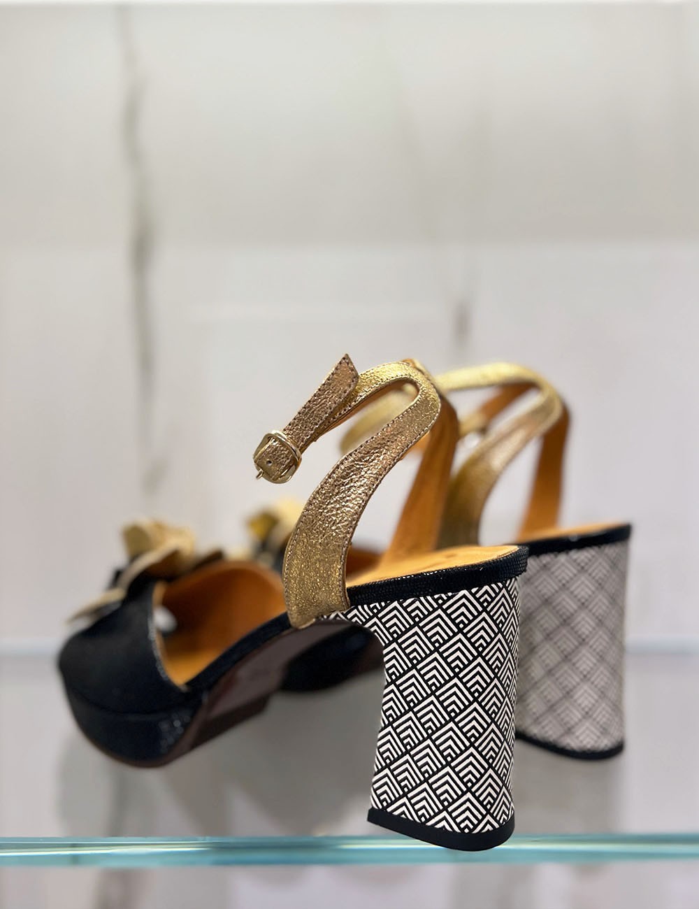 Sandali con plateau KASKI nero fiori oro