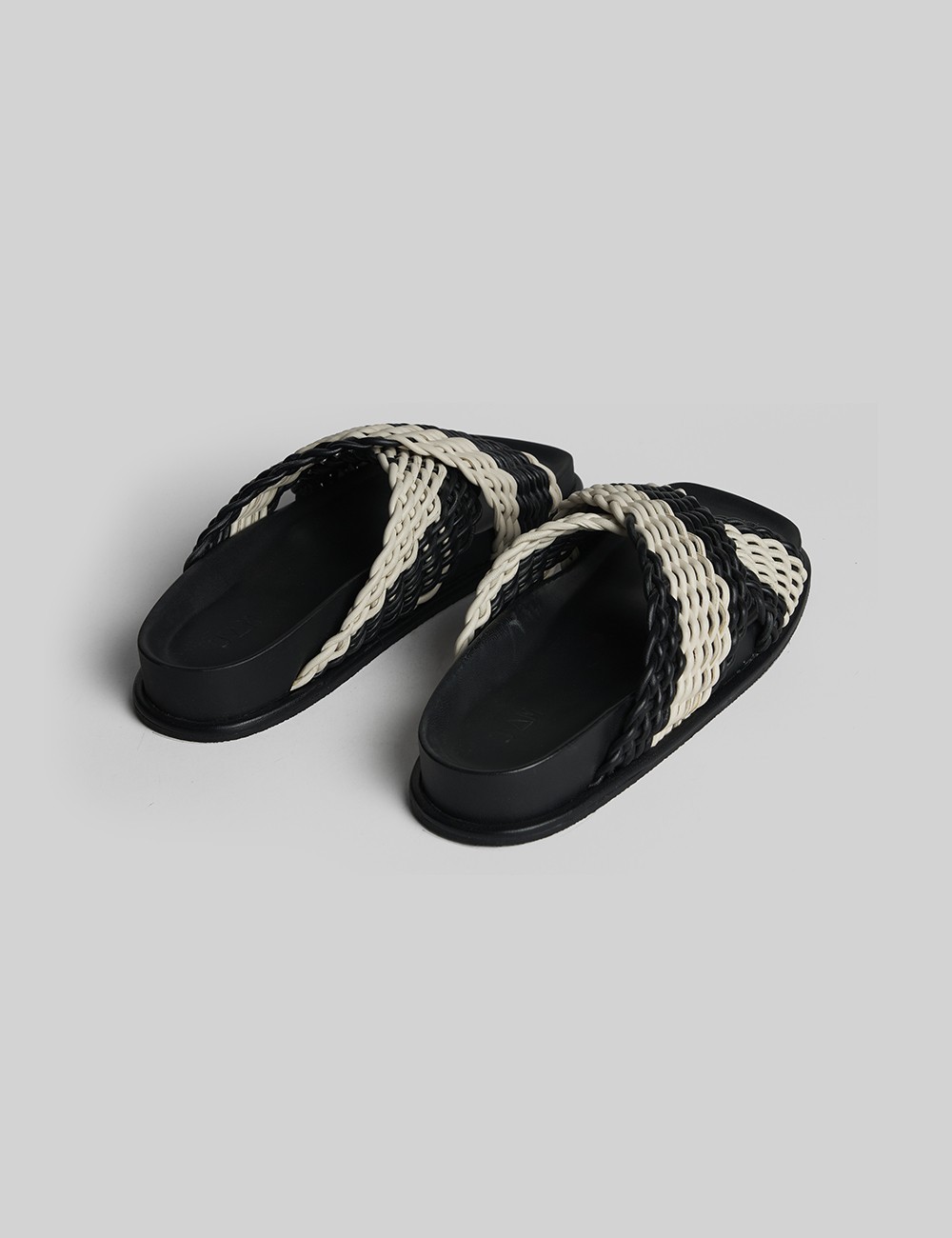Ciabatte CHASE con intreccio incrociato black white