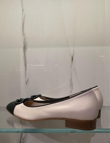 Décolleté Chanel con punta nera