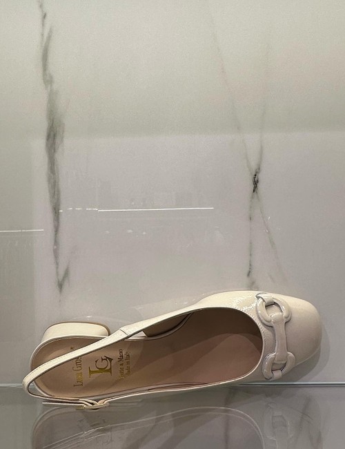 Slingback in vernice nude