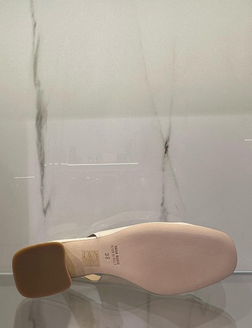 Slingback in vernice nude