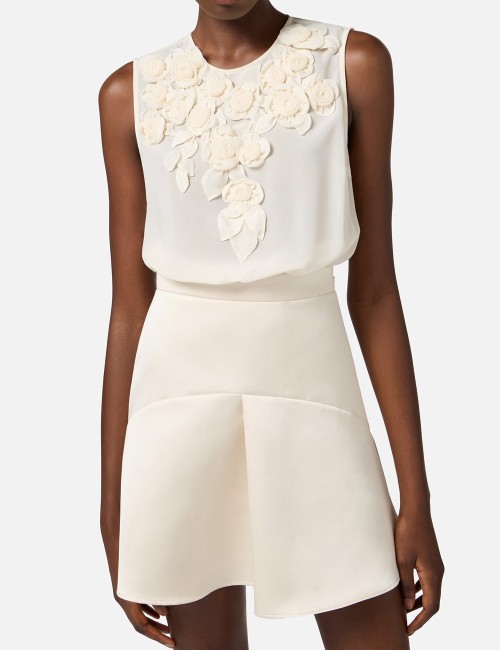 Abito in georgette e duchesse con rose ricamate burro