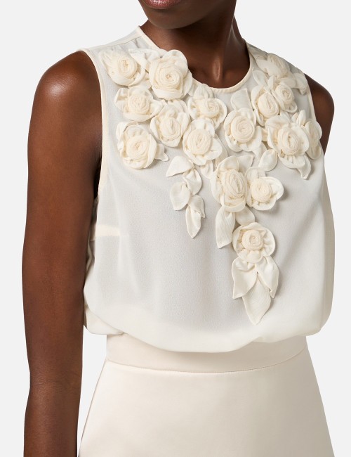 Abito in georgette e duchesse con rose ricamate burro