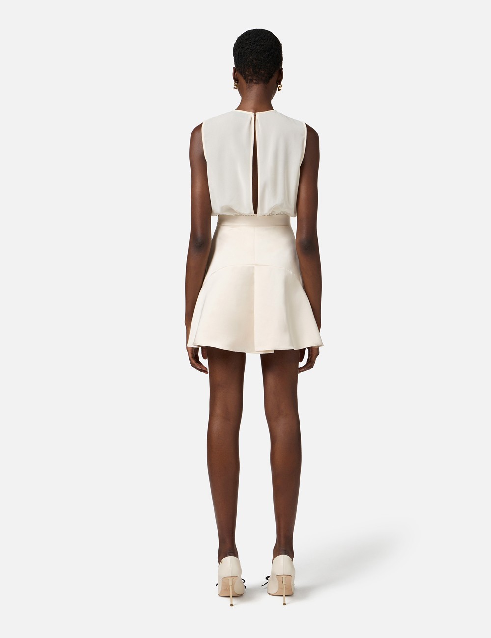 Abito in georgette e duchesse con rose ricamate burro