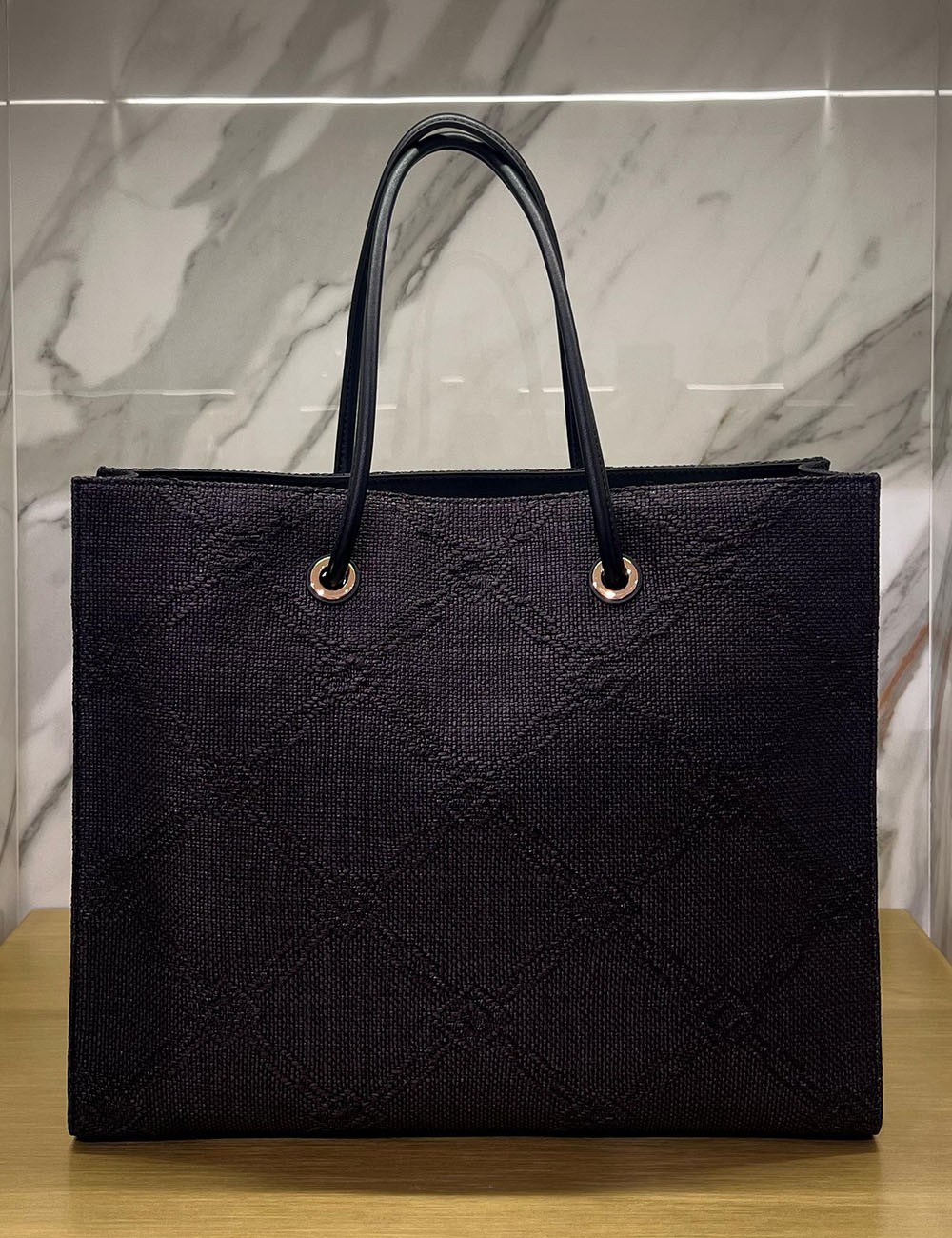 Large tote bag in jacquard raffia black
