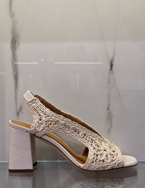 Sandali in pelle con ricamo burro