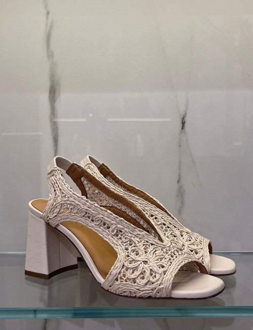 Sandali in pelle con ricamo burro