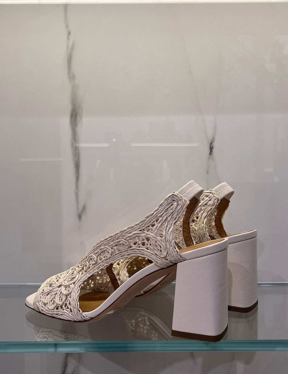 Sandali in pelle con ricamo burro