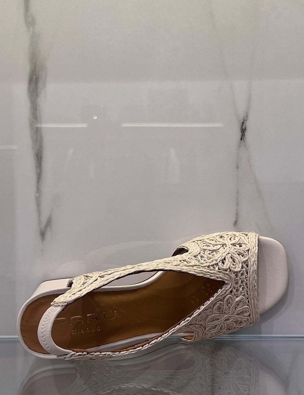 Sandali in pelle con ricamo burro