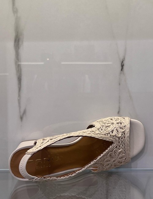 Sandali in pelle con ricamo burro