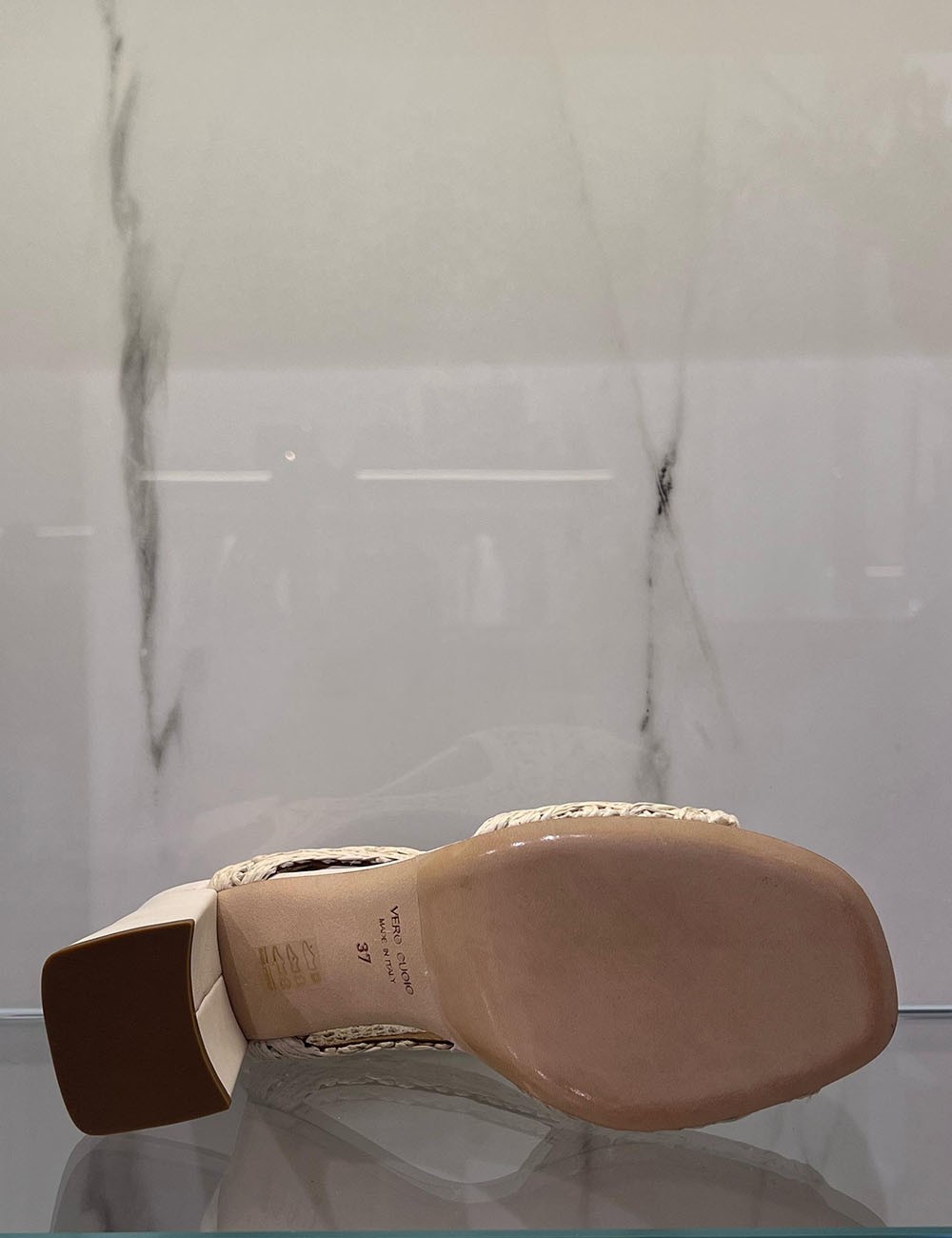 Sandali in pelle con ricamo burro