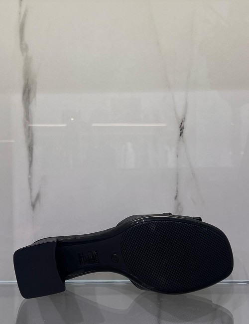 Ciabatta in pelle con gioiello nera