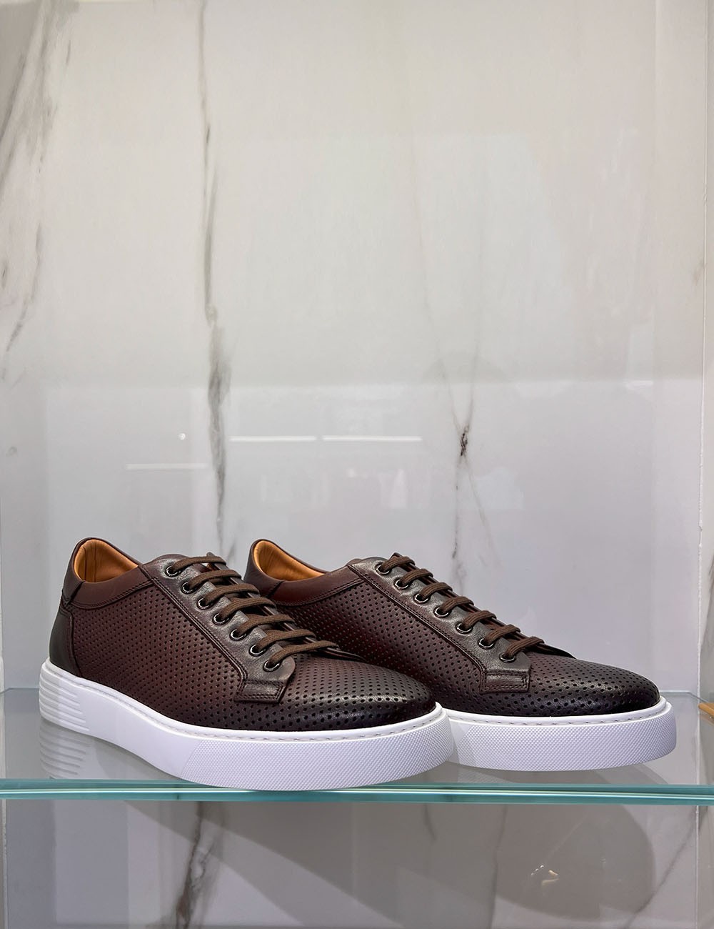Sneakers in pelle traforate testa di moro