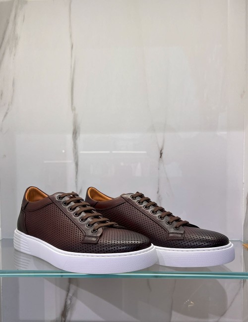 Sneakers in pelle traforate testa di moro