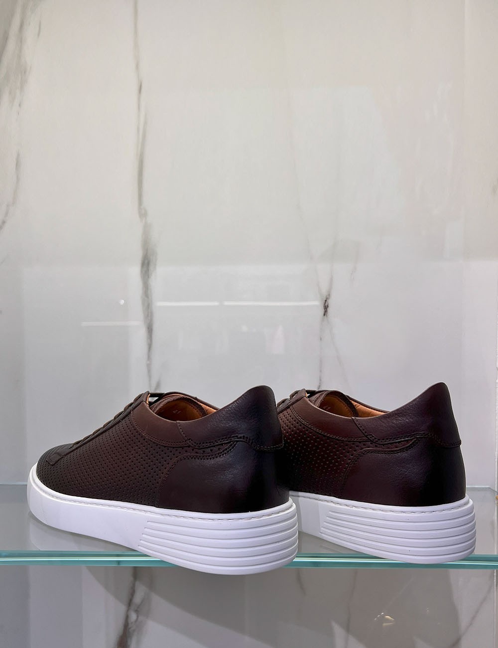 Sneakers in pelle traforate testa di moro