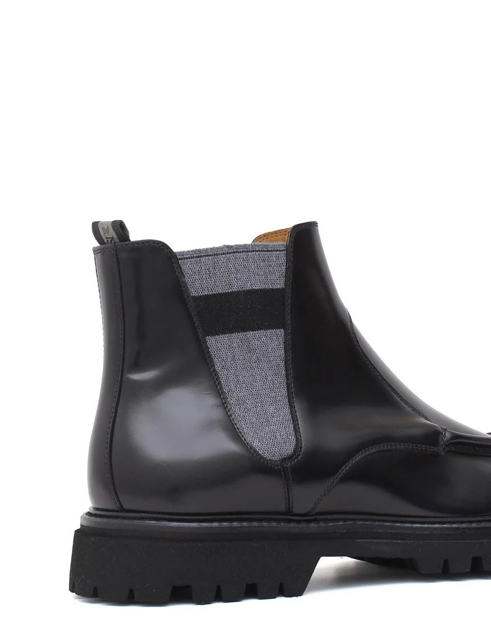 Stivaletto modello beatles in vitello spazzolato semilucido nero e fondo in gomma leggera