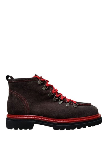 Stivaletto scamosciato con dettagli rossi