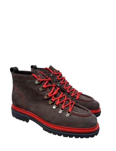 Stivaletto scamosciato con dettagli rossi