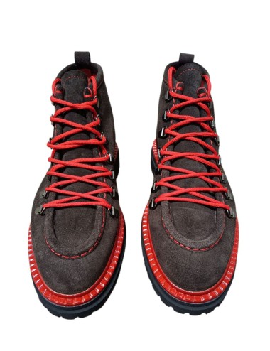 Stivaletto scamosciato con dettagli rossi