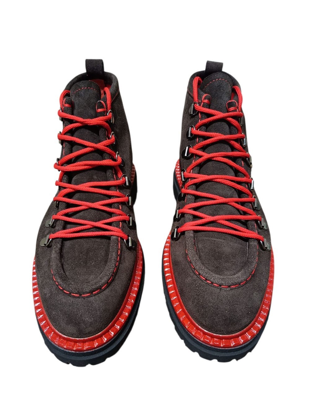 Stivaletto scamosciato con dettagli rossi