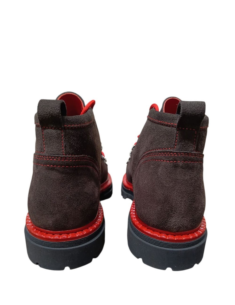 Stivaletto scamosciato con dettagli rossi