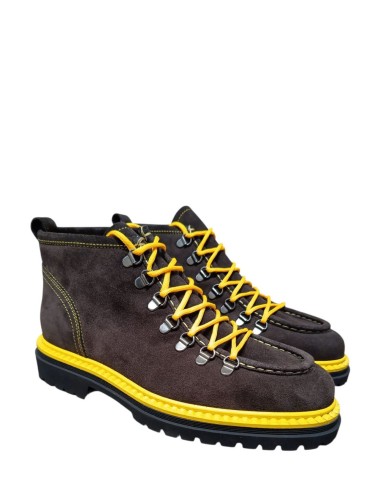 Stivaletto scamosciato con dettagli gialli