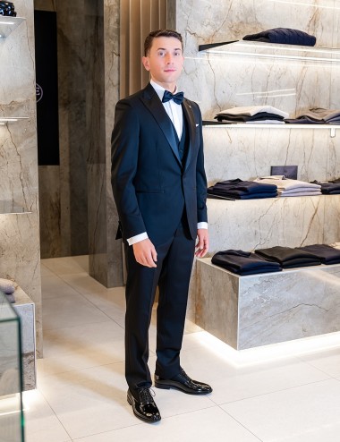 Smoking monopetto nero con rever in raso nero e gilet