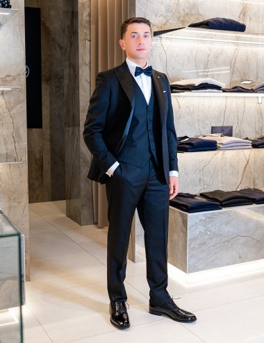 Smoking monopetto nero con rever in raso nero e gilet