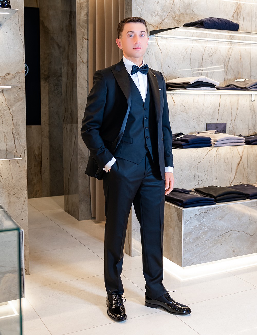 Smoking monopetto nero con rever in raso nero e gilet