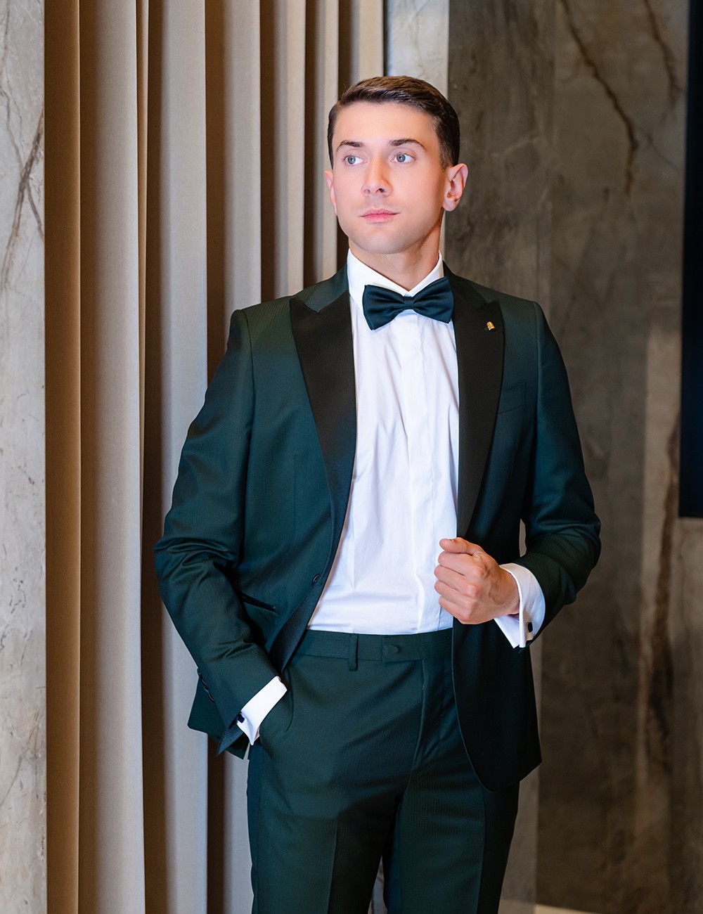 Abito monopetto verde con rever in raso nero