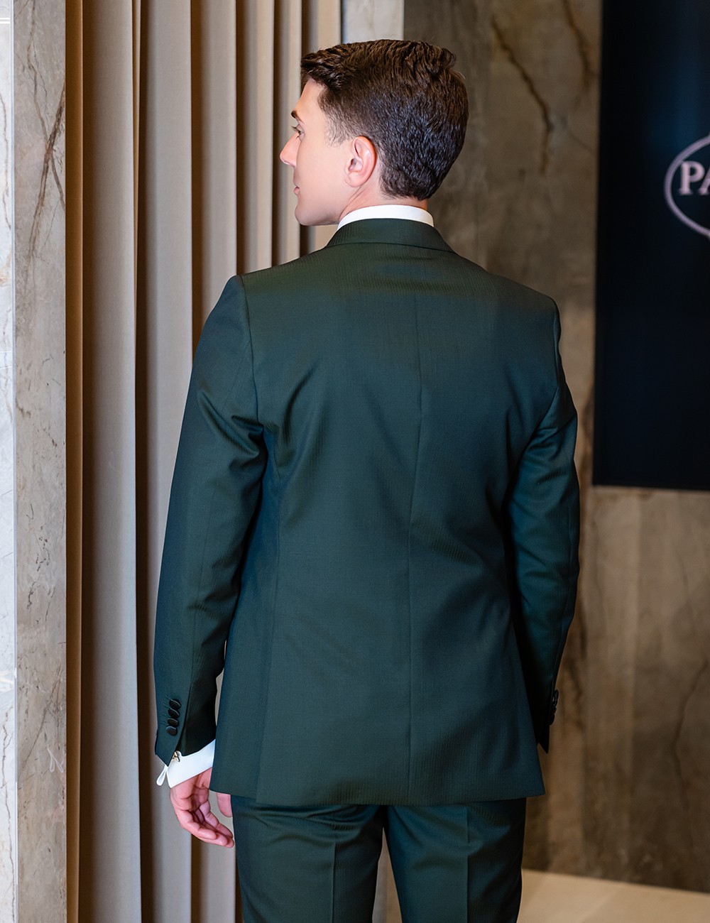 Abito monopetto verde con rever in raso nero